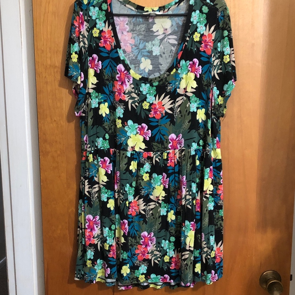 Terra & Sky Black Floral Scoop Neck Tunic Top